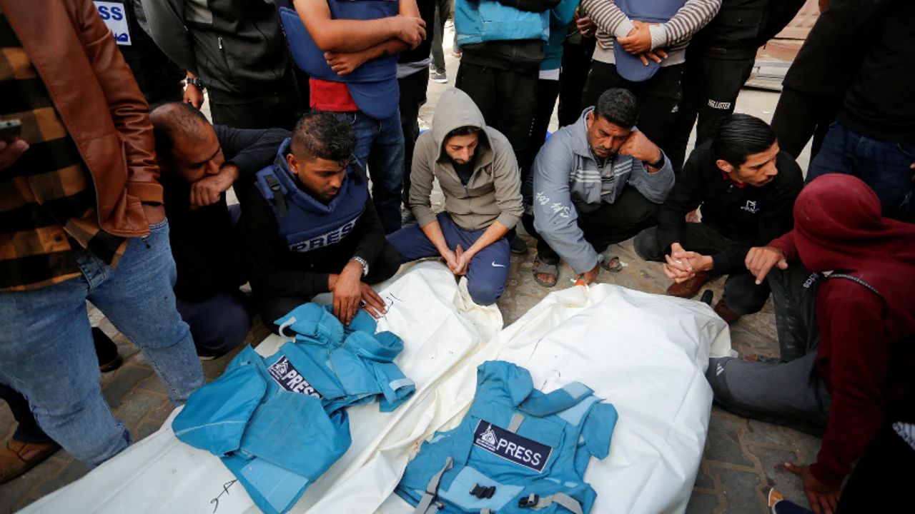 Filistinli gazeteci, ilk çocuğunu kucağına almadan şehit oldu!