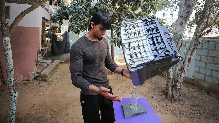 Filistinli genç denge sanatıyla yer çekimine karşı