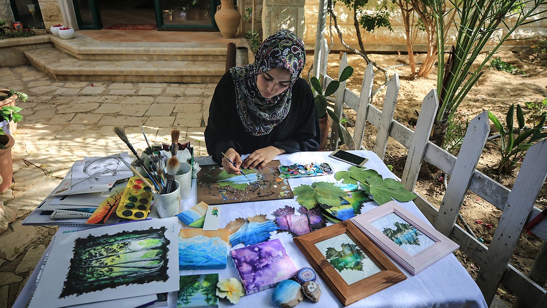Filistinli genç kız asma yapraklarını sanat eserine dönüştürüyor