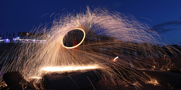 Filistinli gençler 'kıvılcım saçar' ile Ramazan'ın gelişini kutladı