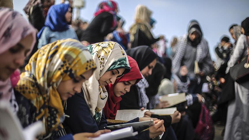 Filistinli gençlerden İsrail'in ihlallerine karşı 'kitap okuma zinciri'