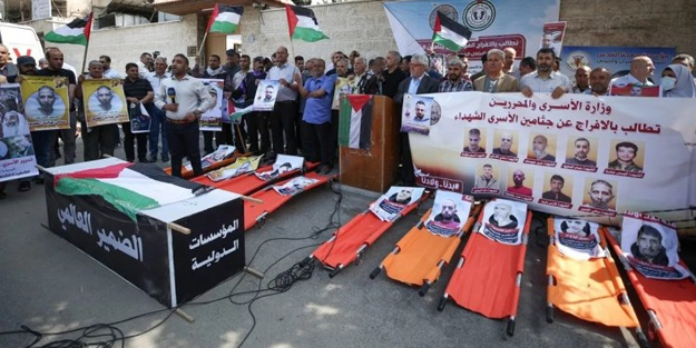 Filistinli hasta esirler 'ölüme' terk ediliyor!