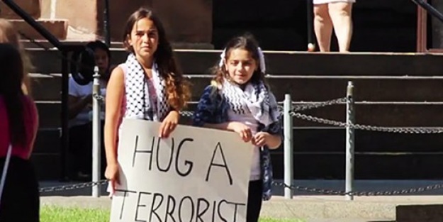 Filistinli iki kızdan müthiş eylem!