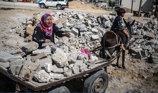 Filistinli kadın ekmeğini taştan çıkartıyor