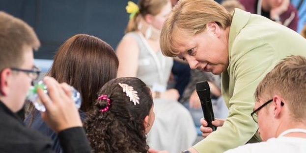 Filistinli kızın ağlaması Merkel'in fikrini değiştirmedi