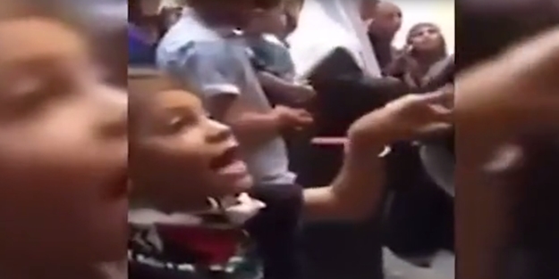 Filistinli küçük kız İsrail askerlerine meydan okudu!