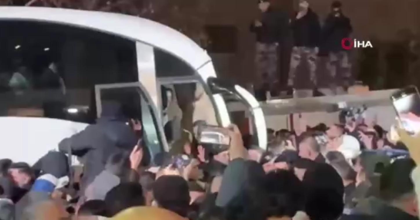 Filistinli mahkumlar özgürlüğe kavuştu! İhlal nedeniyle geciken takas gerçekleşti