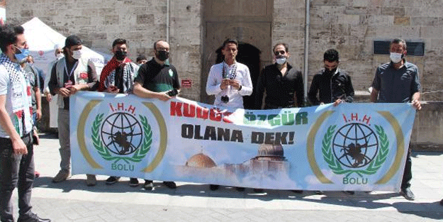 Filistinli öğrenciler, gıyabi cenaze namazı kıldı