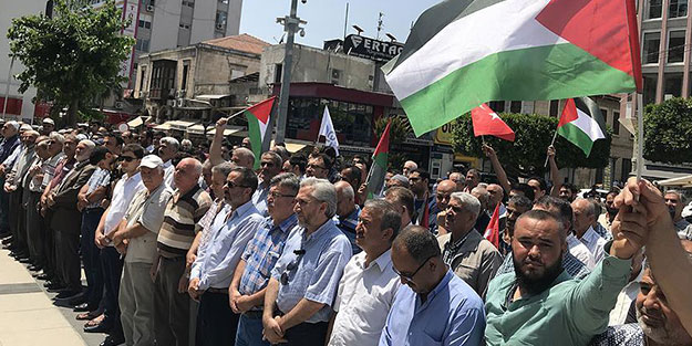 Filistinli şehitler için gıyabi cenaze namazı kıldılar