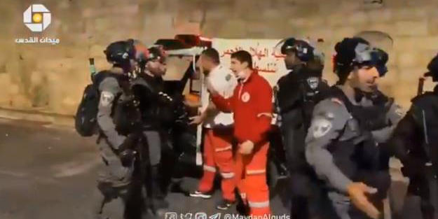 Filistinli yaralıların tedavisini engelleyen İsrail, sağlık çalışanlarını darbetti!