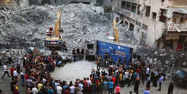 Filistinliler, İsrail saldırılarında yıkılan binanın enkazı üzerinde konser verdi