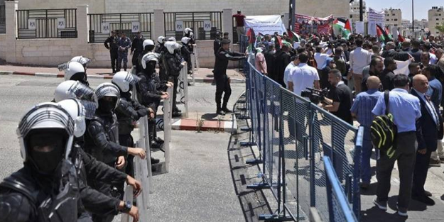 Filistinliler Mahmud Abbas'ın istifası için sokaklara döküldü