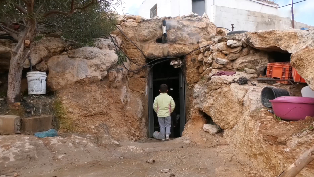 Filistinliler topraklarını terk etmemek için mağaralarda yaşıyor