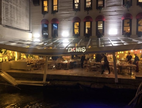 Film değil gerçek! Bebek’te iskele böyle çöktü