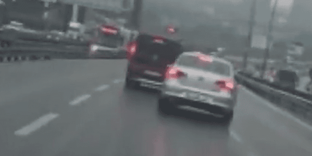 Film değil, gerçek! D 100'de aracıyla yol kesti