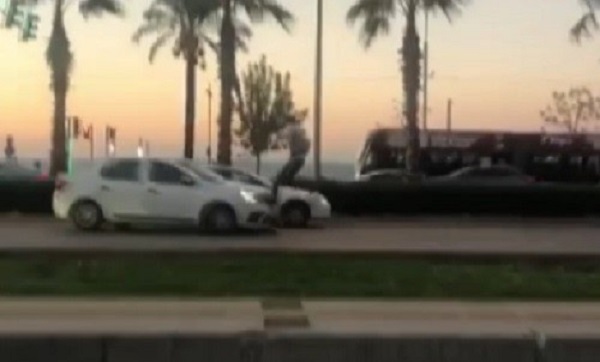 Film değil gerçek! Seyir halindeki aracın üstüne böyle atladı
