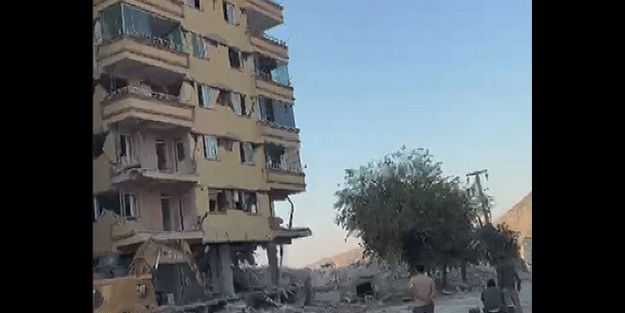 Film gibi izlediler, binanın çökmesiyle neye uğradıklarını şaşırdılar: O anlar kamerada