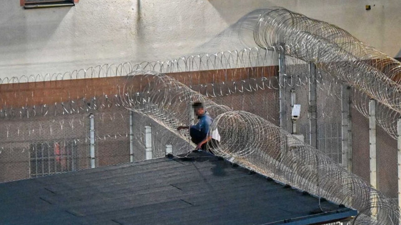 Film gibi kaçış! En korunaklı cezaevinden kaçtı, tellerde takıldı!