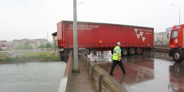 Film gibi kaza! TIR köprüde işte böyle asılı kaldı