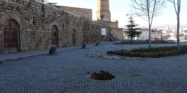 Film gibi olay: Kaleyi gezen kadın definecilerin üzerine düştü