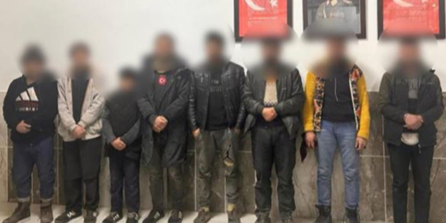 Film gibi operasyon! Göçmen gibi giyinen jandarma, 2 insan kaçakçısını...