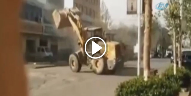 Film sahnesi değil! 'Buldozerler savaştı'