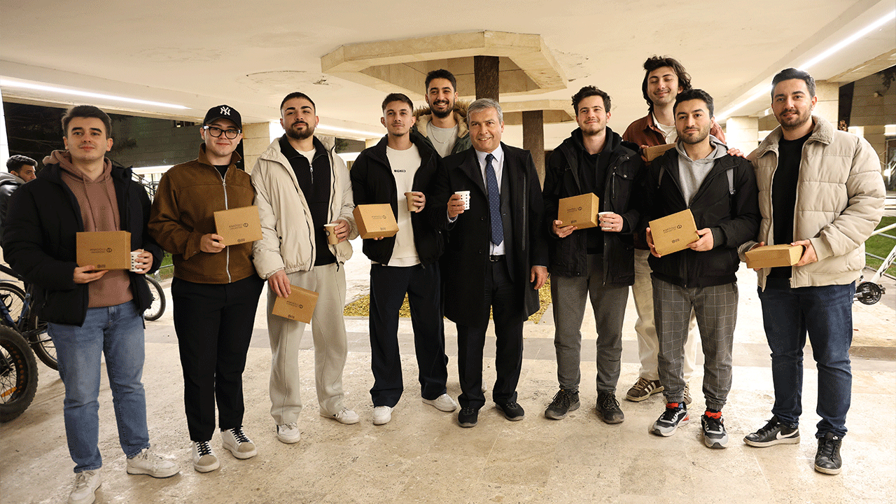 Final haftasında öğrencilere sıcak destek! Rektör'den çorba ve kahve ikramı