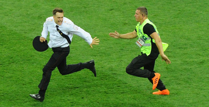 Finalde sahaya giren aktivist komada