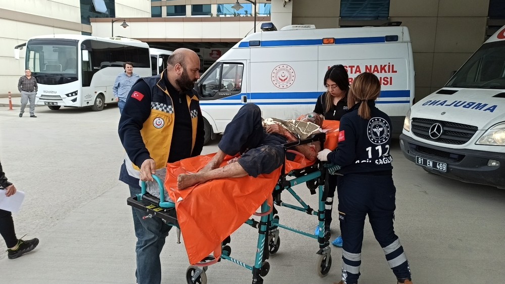 Fındık bahçesini temizlemek için yaktığı ateşte yanarak hastanelik oldu 