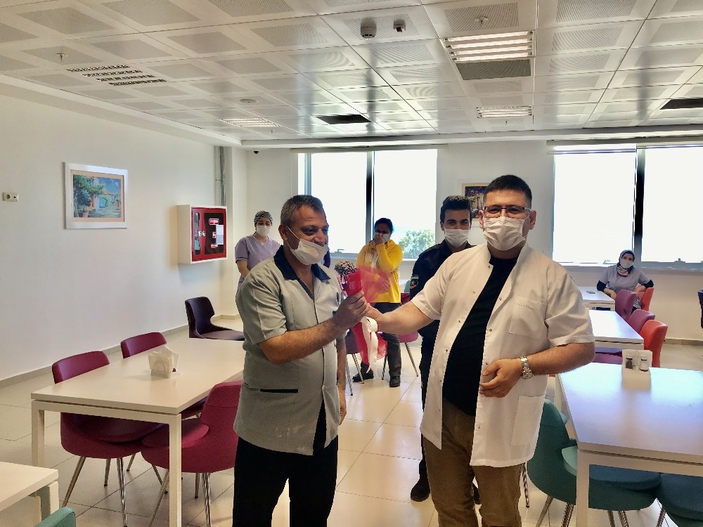 Finike Devlet Hastanesinde sağlık çalışanlarından temizlik personeline sürpriz 