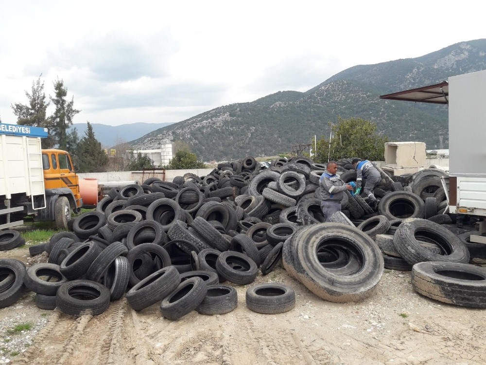 Finike’de atık lastikler geri dönüşüme kazandırıldı 