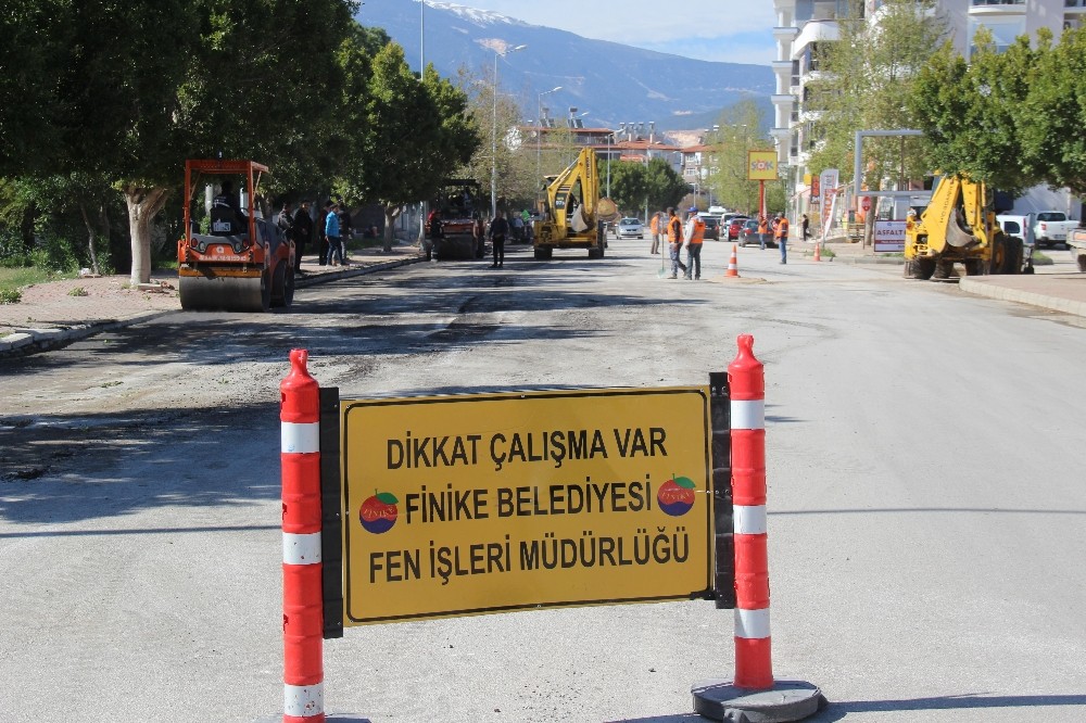 Finike’nin bozulan yollarında onarım çalışması başladı 