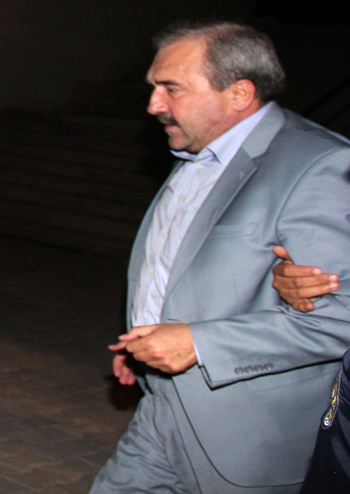 Firari başkan sahte kimlikle yakalandı 
