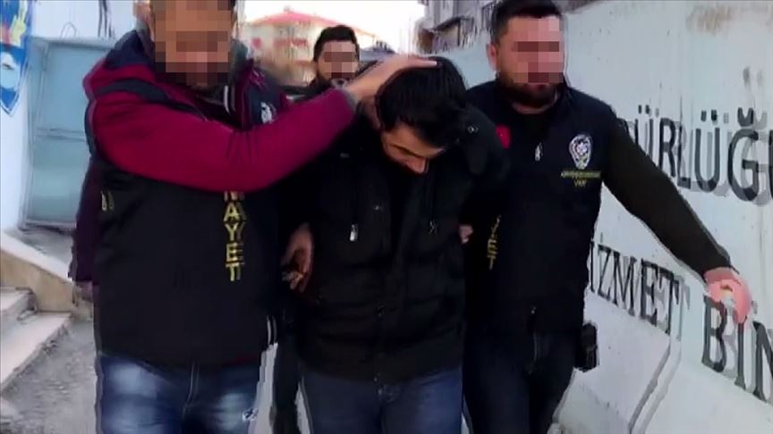 Firari cinayet zanlılarını yakalamak için kılıktan kılığa girdiler