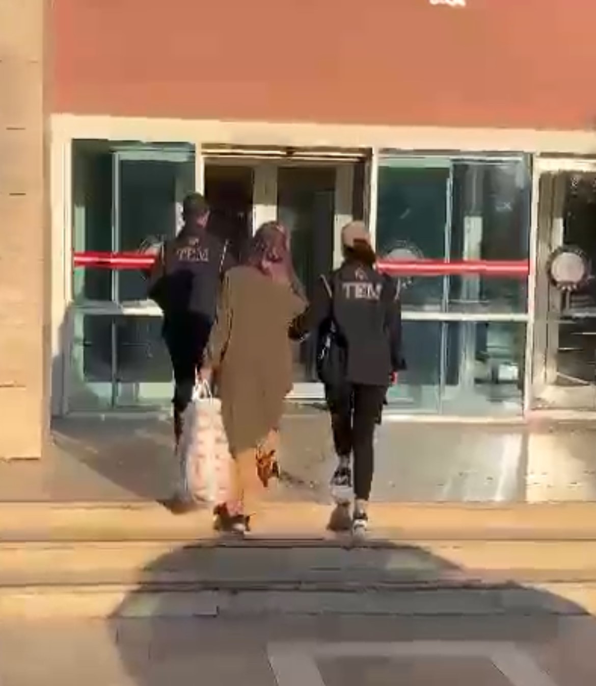 Firari FETÖ'cülere operasyon! 2 kadın üye yakalandı