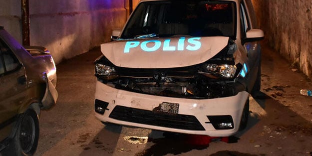 Firari hırsız çalıntı otomobille polis aracına çarptı