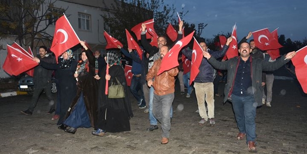 Fırat’ın batısında heyecan, doğusunda panik kol geziyor