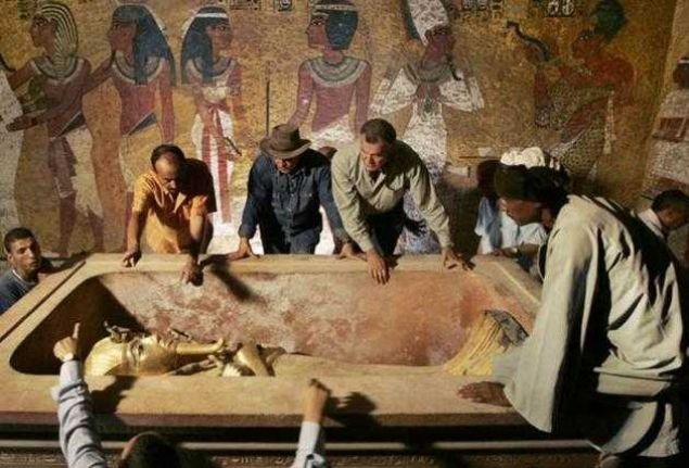 Firavun'un mezarına dokunan ölüyor