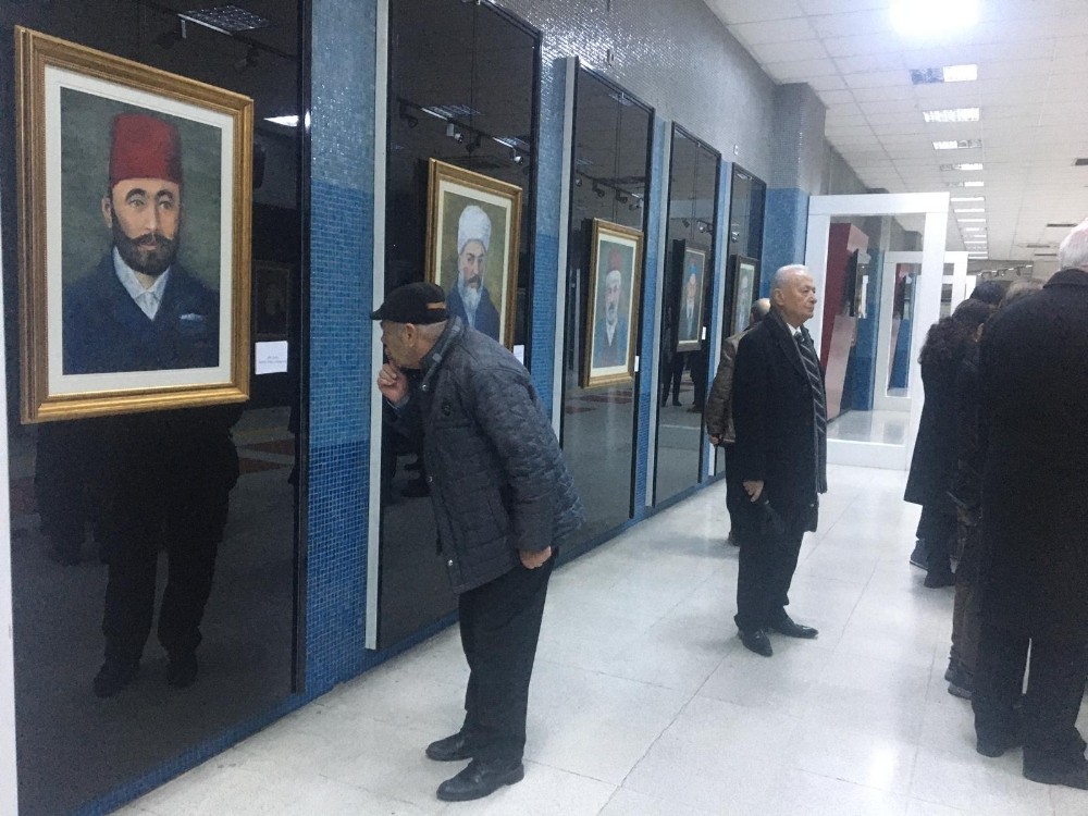 Fırça kullanmadan parmaklarıyla Maraş’ın kurtuluşunu tuvale yansıttı 