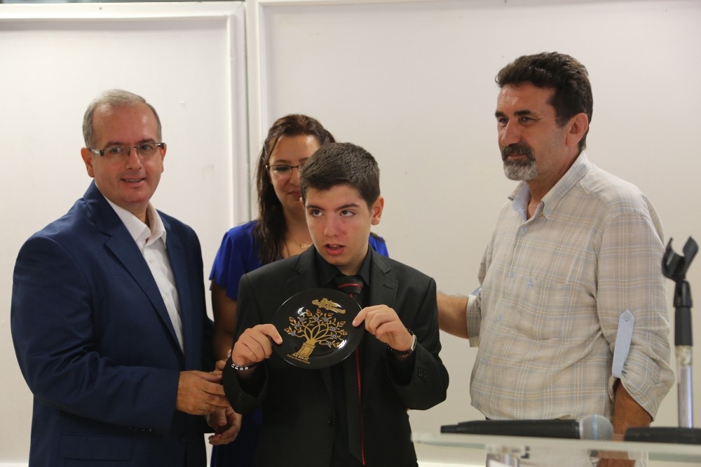 Fırçalar sesi oldu 