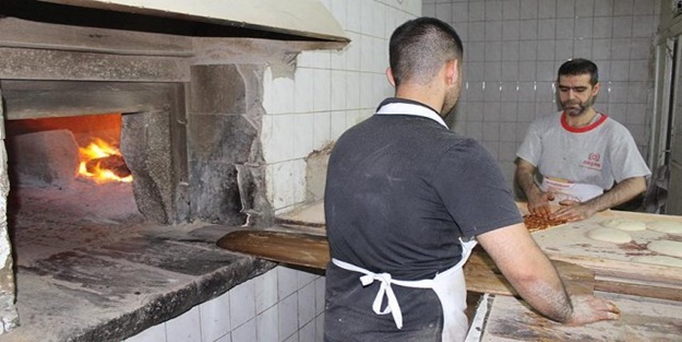 Fırıncılar serinlemek için bakın ne yapıyorlar!