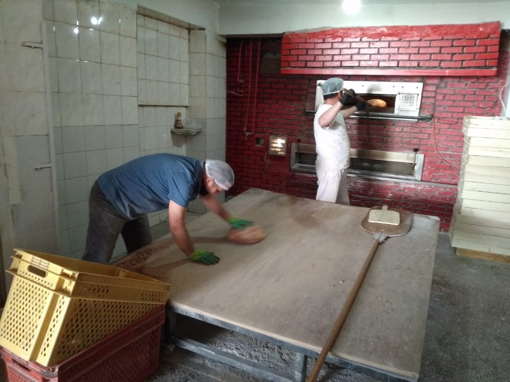Fırıncılar sokak sokak gezdi vatandaşa ekmek ulaştırdı 