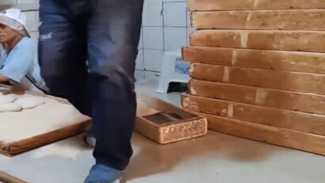 Fırında skandal görüntü! Tezgaha terlikle bastı cezadan kaçamadı