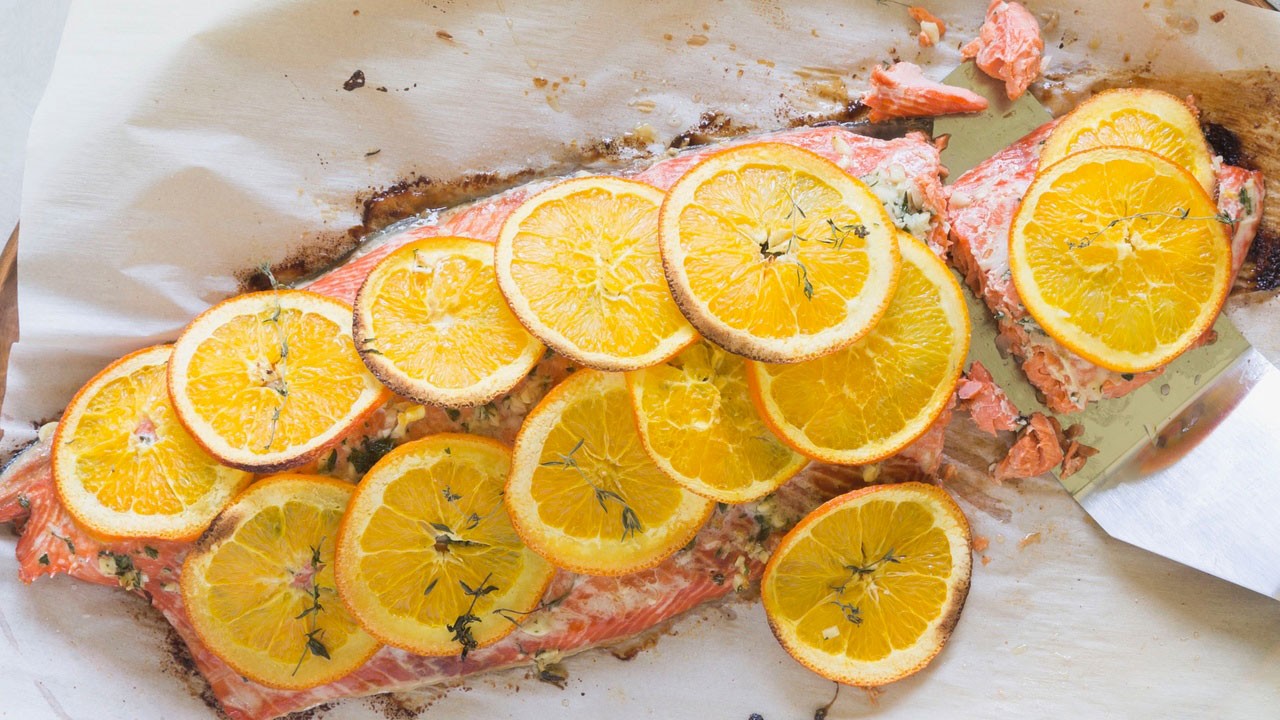 Fırında somon nasıl pişer? Portakallı somon tarifi