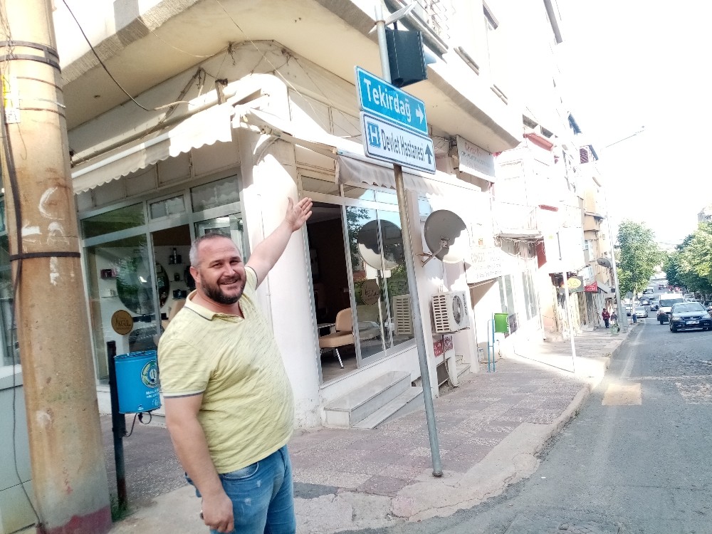 Fırlayan tabela teğet geçti 