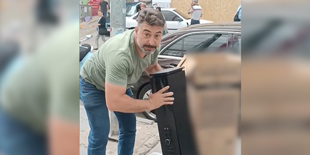 Firmaya sinirlendi ses sistemini mağazanın önünde parçaladı