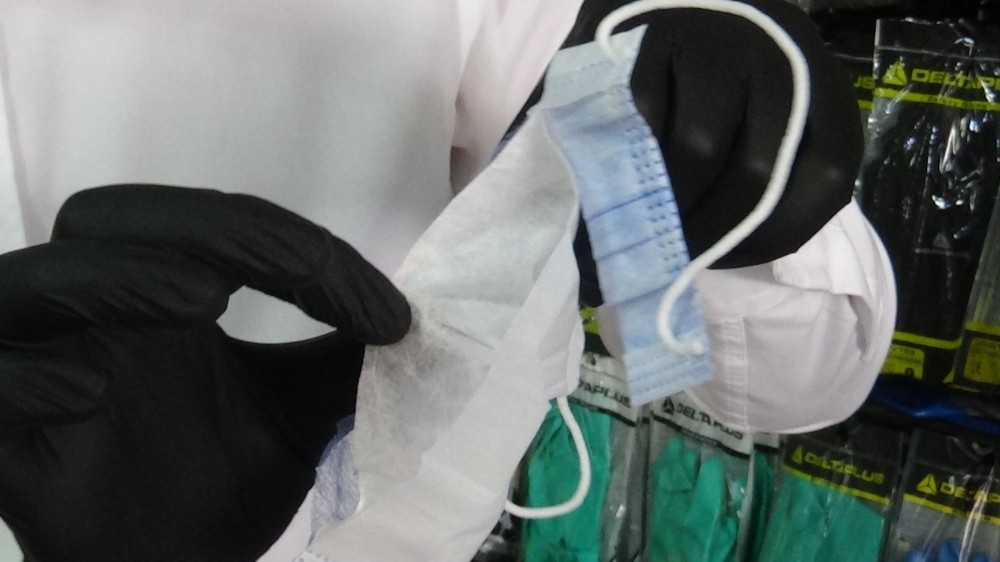 Fırsatçılar tek katlı tıbbi maskeleri 3 katlı olarak piyasa sürüyor 