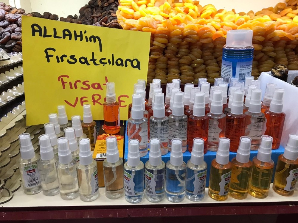 Fırsatçılara inat alışveriş yapana kolonya bedava 