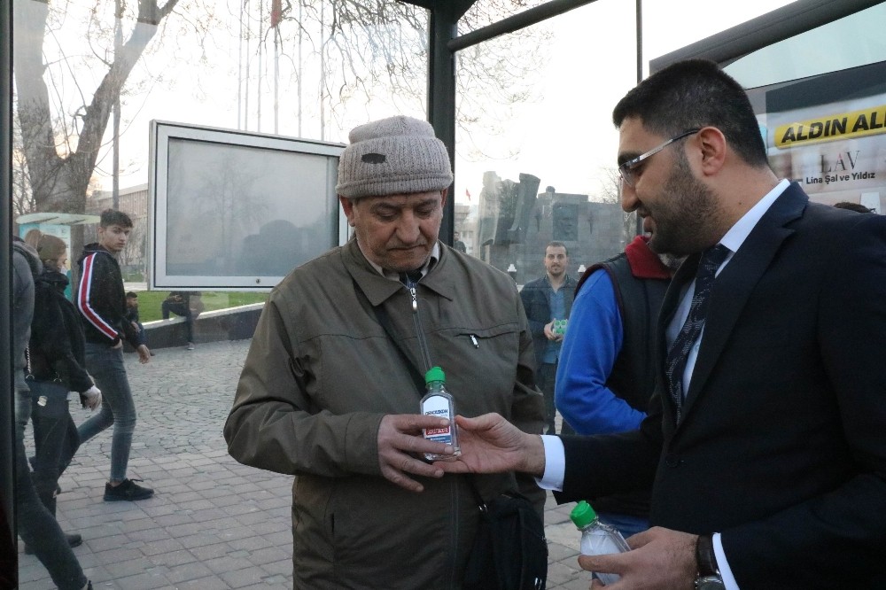Fırsatçılara inat bedava dezenfektan jel dağıttılar 