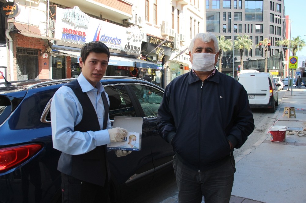 Fırsatçılara inat bedava maske dağıtıyor 